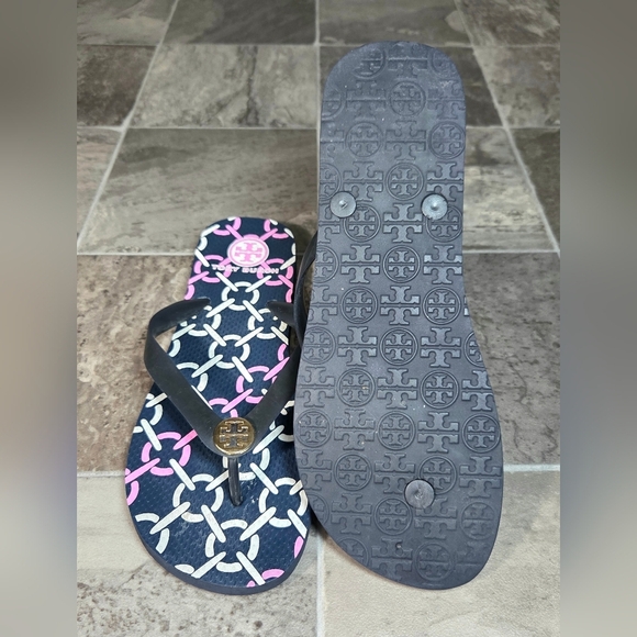 TORY BURCH SIGNATURE LOGO SANDALS. - Picture 7 of 9